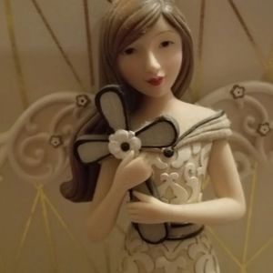 Angel holding a cross sending the message of Faith. Modeles Faith 88083